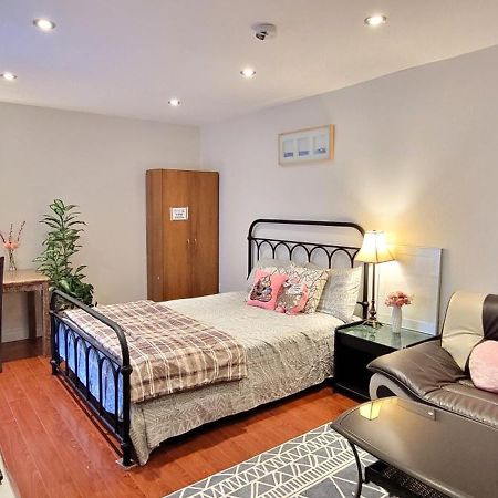 Mainfloor Spacious Room In Toronto Extérieur photo